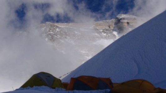 Everest stále nepouští