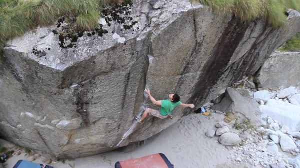 Video: "RAW" 50 minut alpského boulderingu